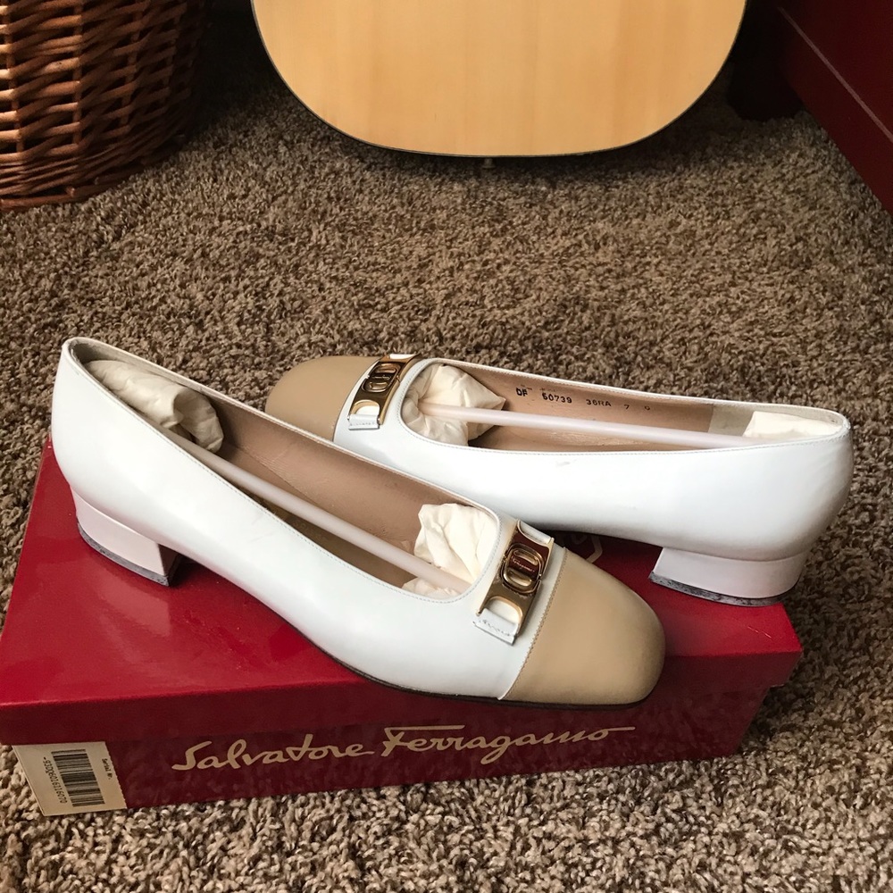 Women’s vintage Ferragamo heeled flats. Size 7